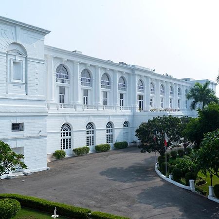 โรงแรมเมเดน นิวเดลี ภายนอก รูปภาพ The residence of the Governor of West Java