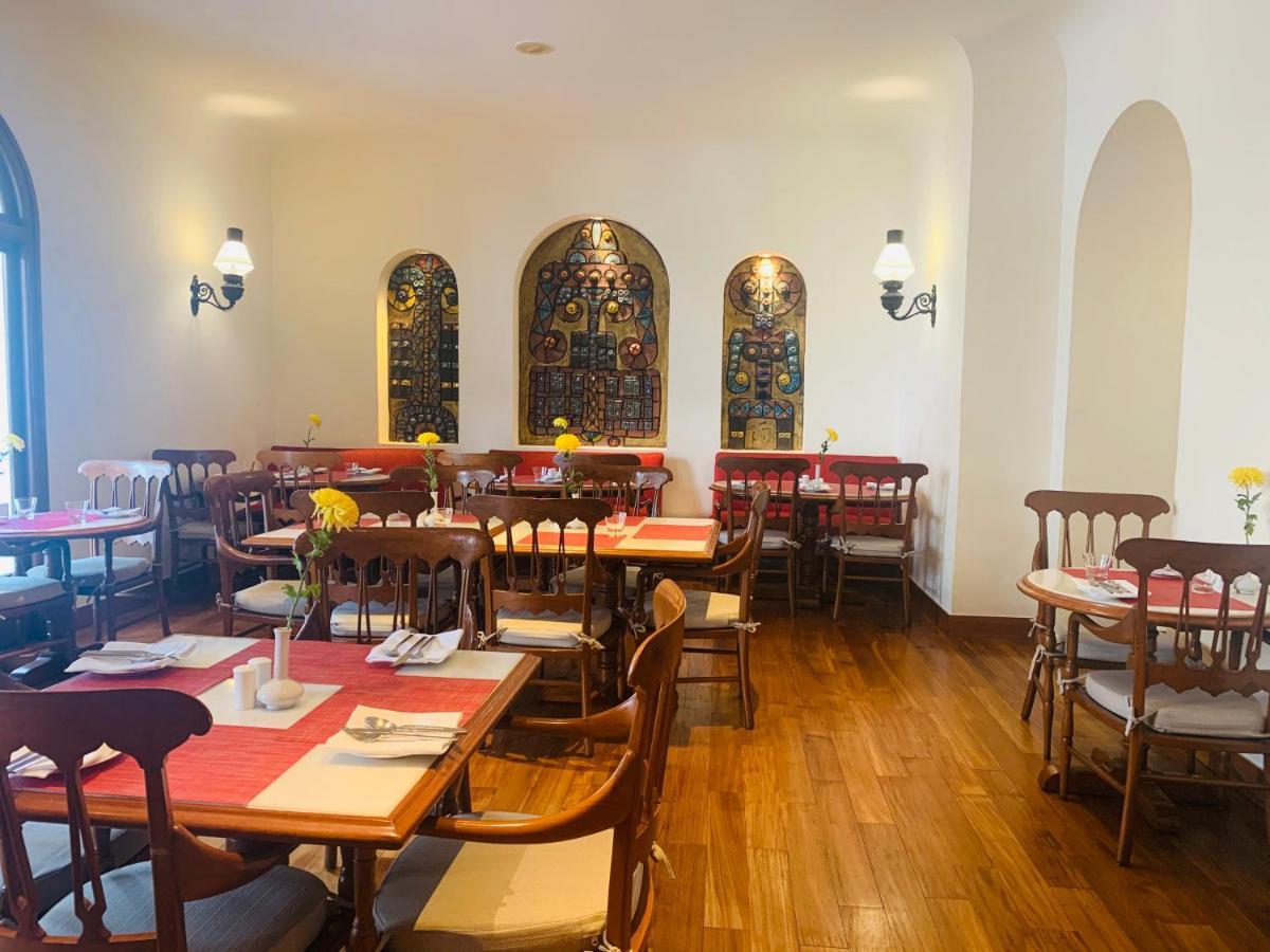 โรงแรมเมเดน นิวเดลี ภายนอก รูปภาพ The dining room at the International House