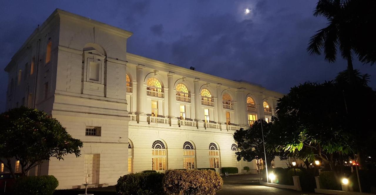 โรงแรมเมเดน นิวเดลี ภายนอก รูปภาพ The main building of the university