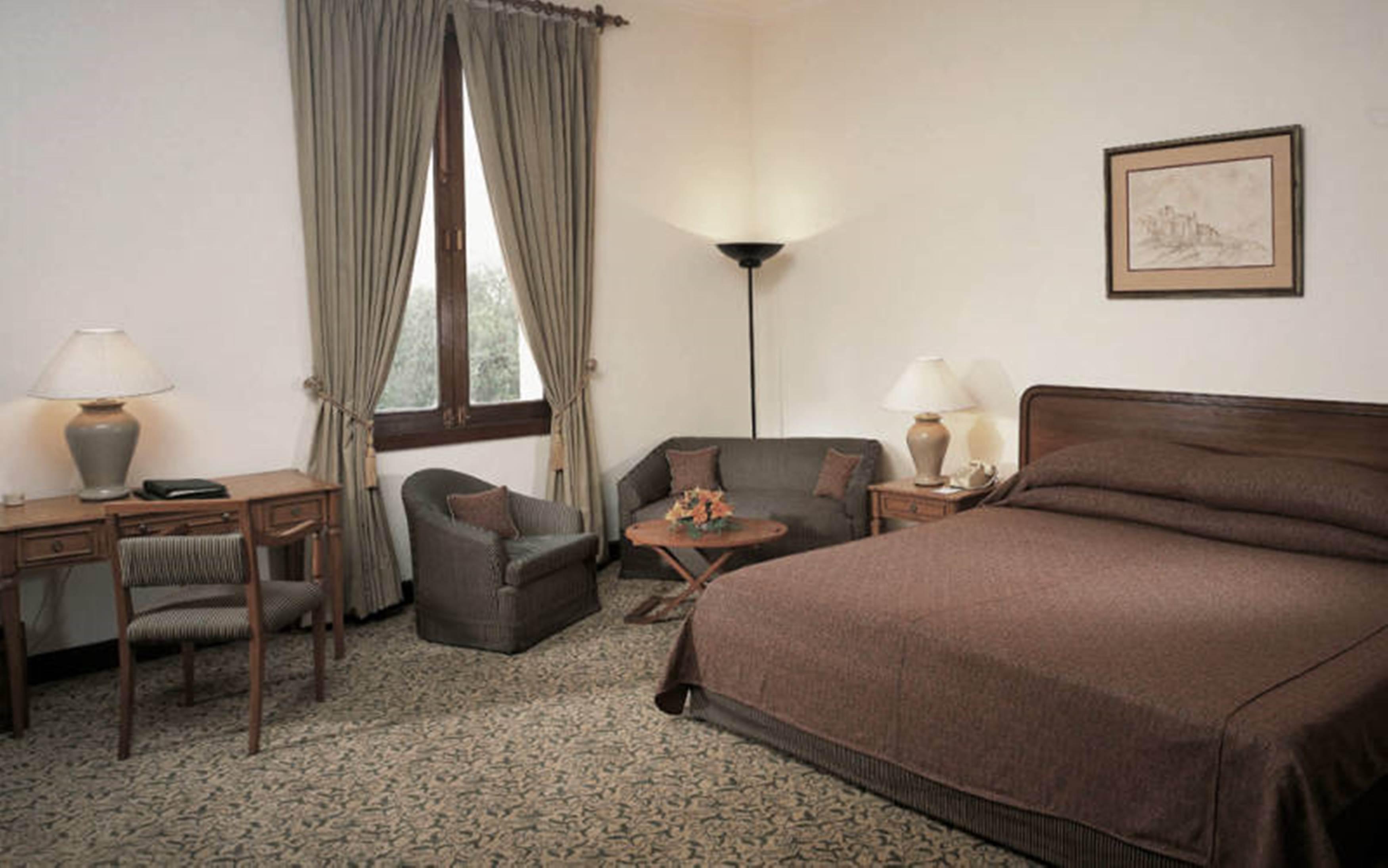 โรงแรมเมเดน นิวเดลี ภายนอก รูปภาพ A room at the hotel