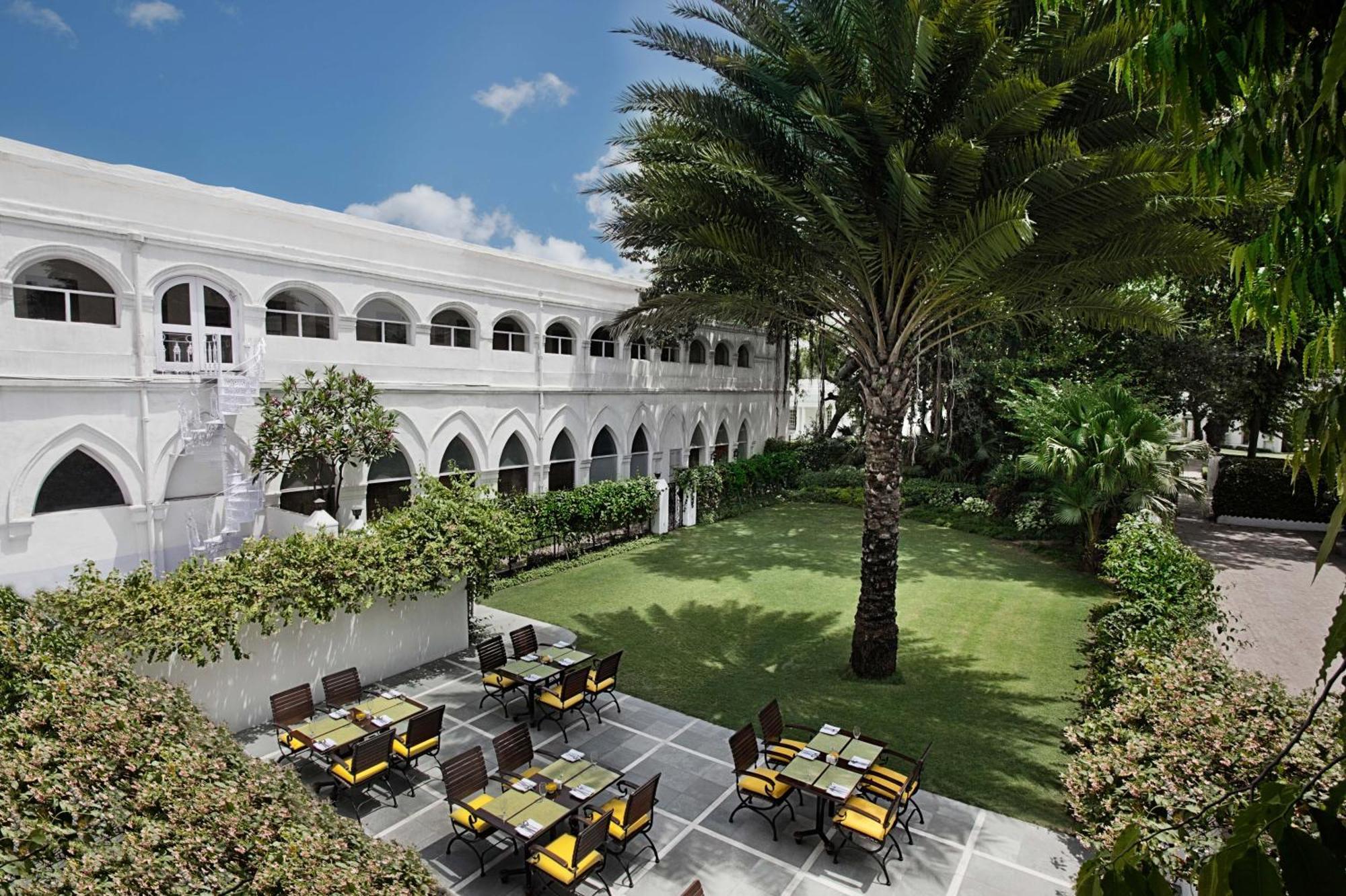 โรงแรมเมเดน นิวเดลี ภายนอก รูปภาพ The courtyard of the hotel
