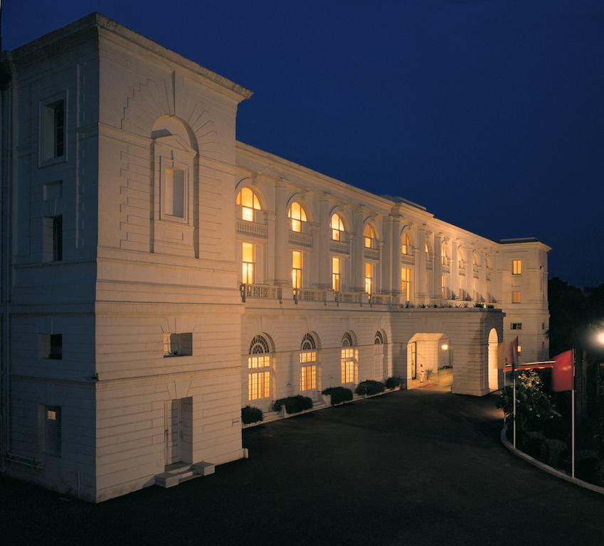 โรงแรมเมเดน นิวเดลี ภายนอก รูปภาพ The Grand Hotel at night