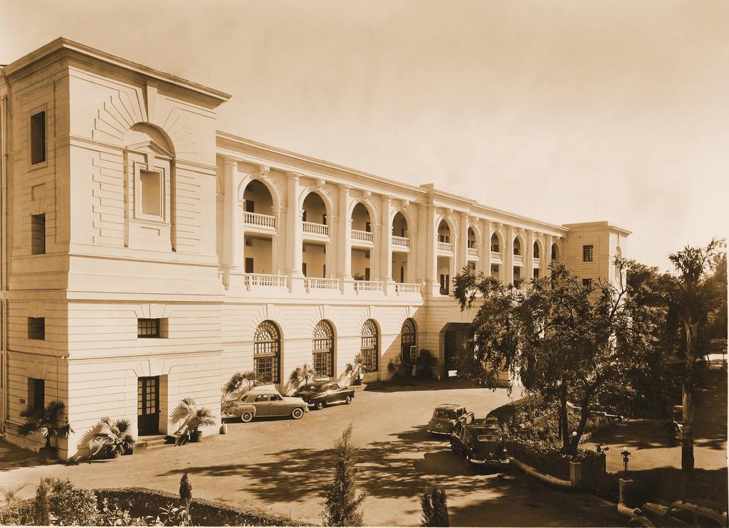 โรงแรมเมเดน นิวเดลี ภายนอก รูปภาพ The first building of the university, 1925