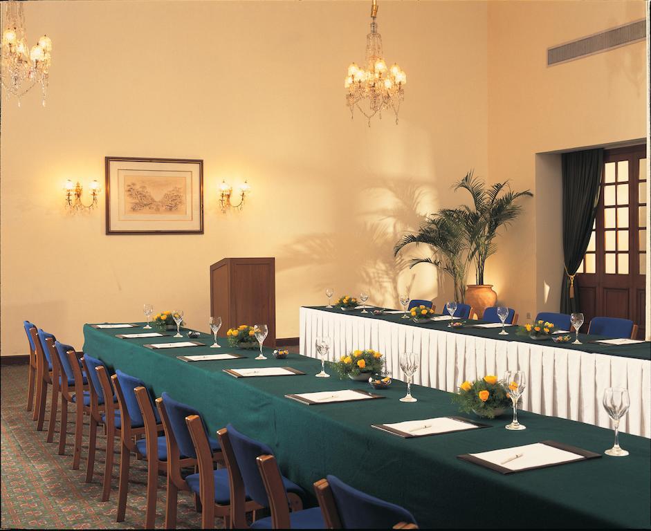 โรงแรมเมเดน นิวเดลี ภายนอก รูปภาพ The meeting room