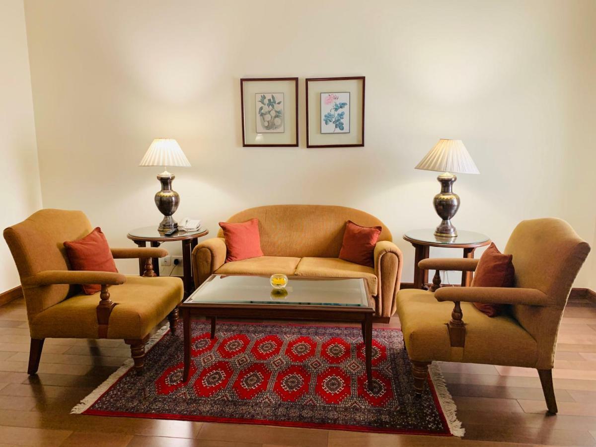 โรงแรมเมเดน นิวเดลี ภายนอก รูปภาพ A living room in a hotel