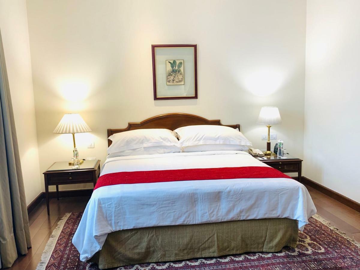 โรงแรมเมเดน นิวเดลี ภายนอก รูปภาพ A bedroom at the hotel