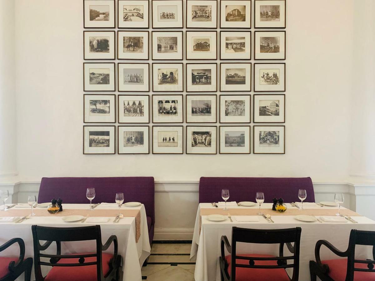 โรงแรมเมเดน นิวเดลี ภายนอก รูปภาพ Interior of the restaurant