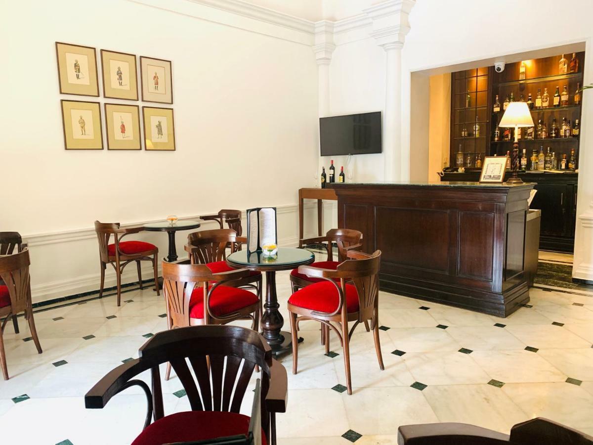 โรงแรมเมเดน นิวเดลี ภายนอก รูปภาพ The bar at the Imperial Hotel