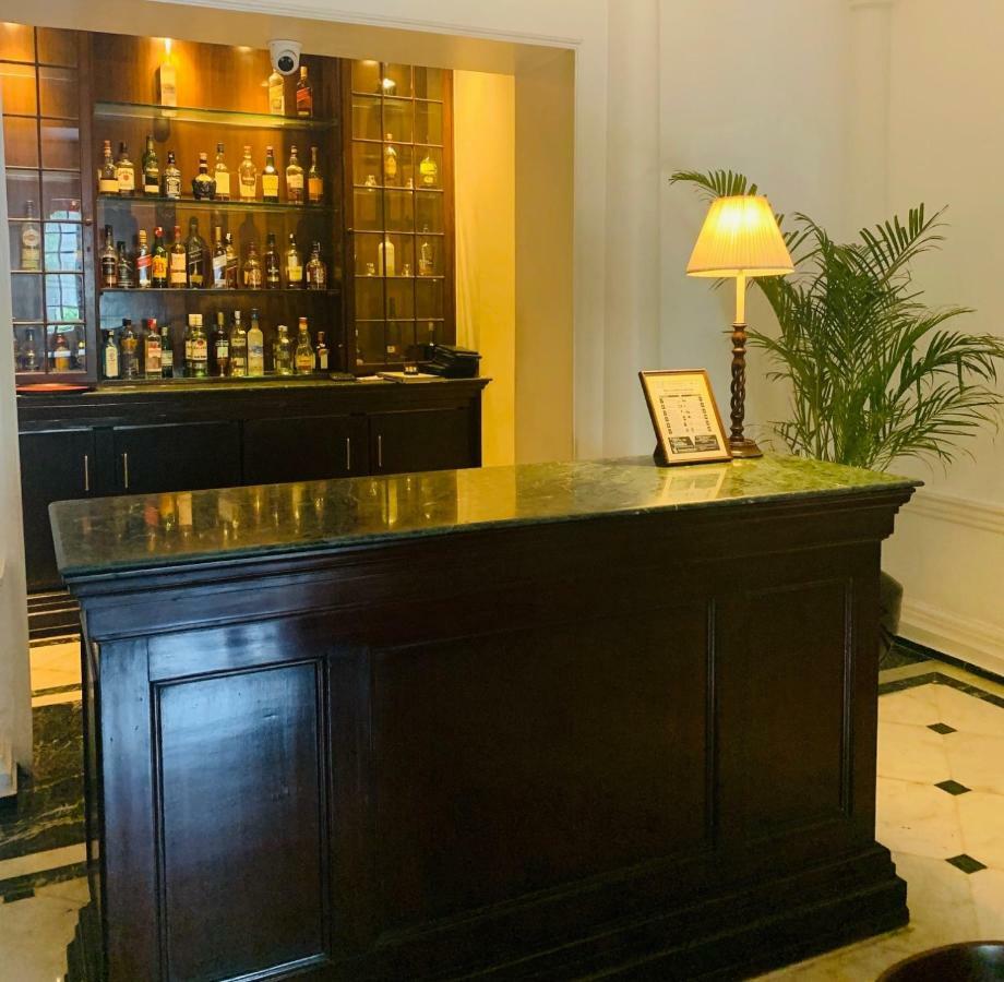 โรงแรมเมเดน นิวเดลี ภายนอก รูปภาพ The bar at the 1906