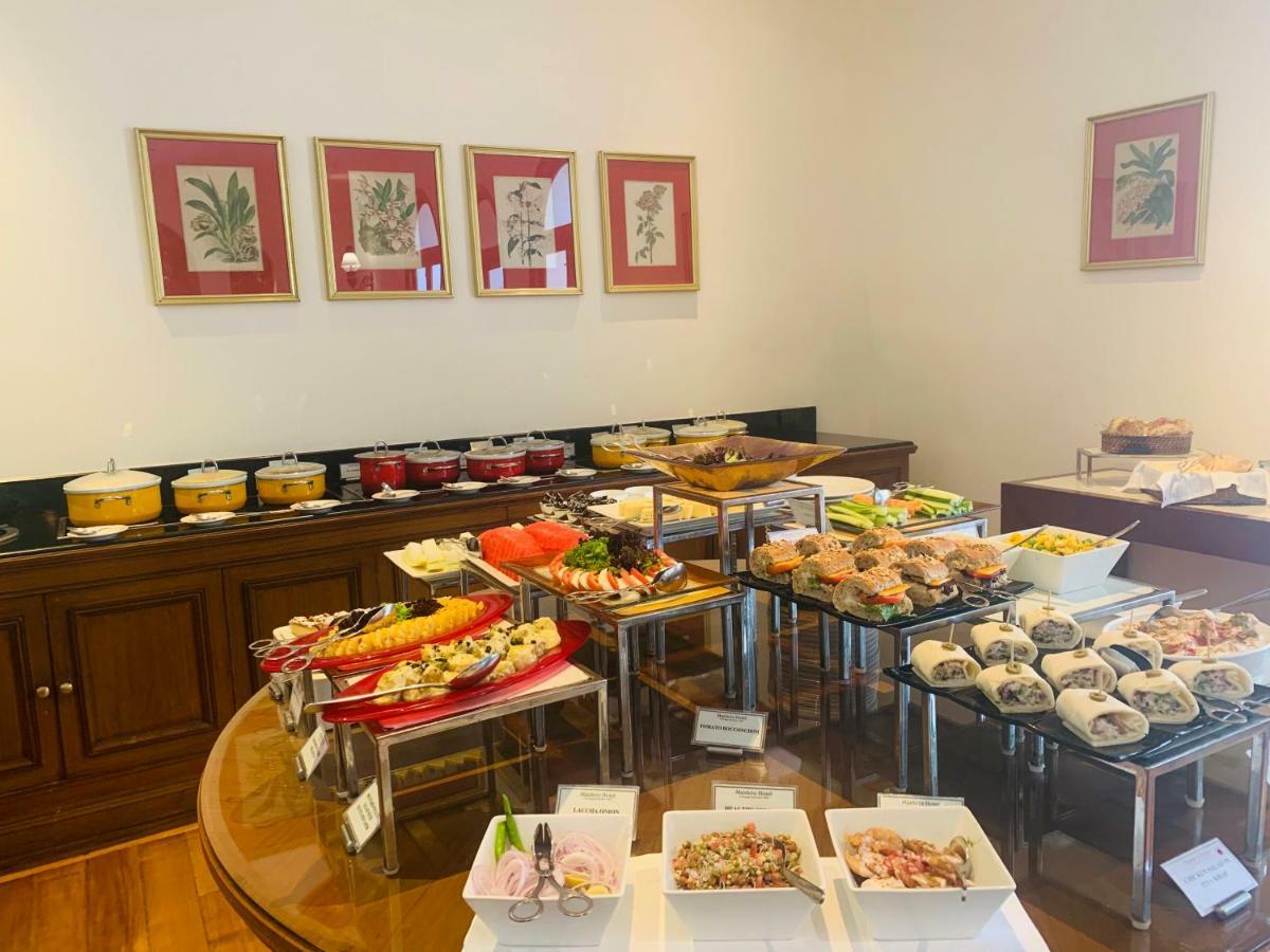 โรงแรมเมเดน นิวเดลี ภายนอก รูปภาพ A buffet at a hotel
