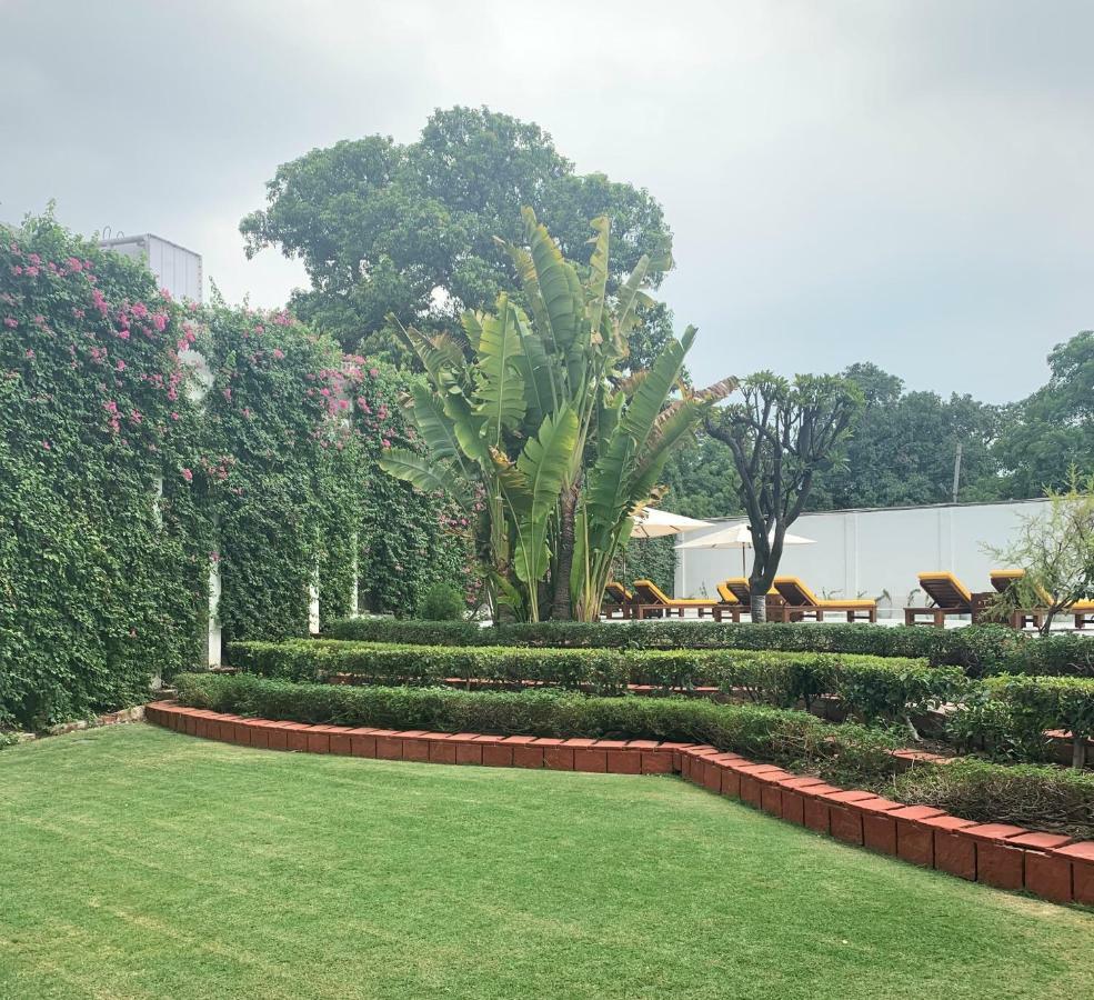 โรงแรมเมเดน นิวเดลี ภายนอก รูปภาพ The garden of the residence of the Japanese Ambassador to Mexico